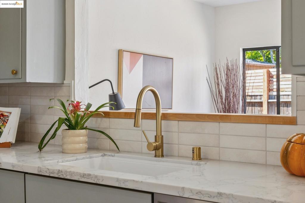 LINCOLN HIGHLAND - Residential