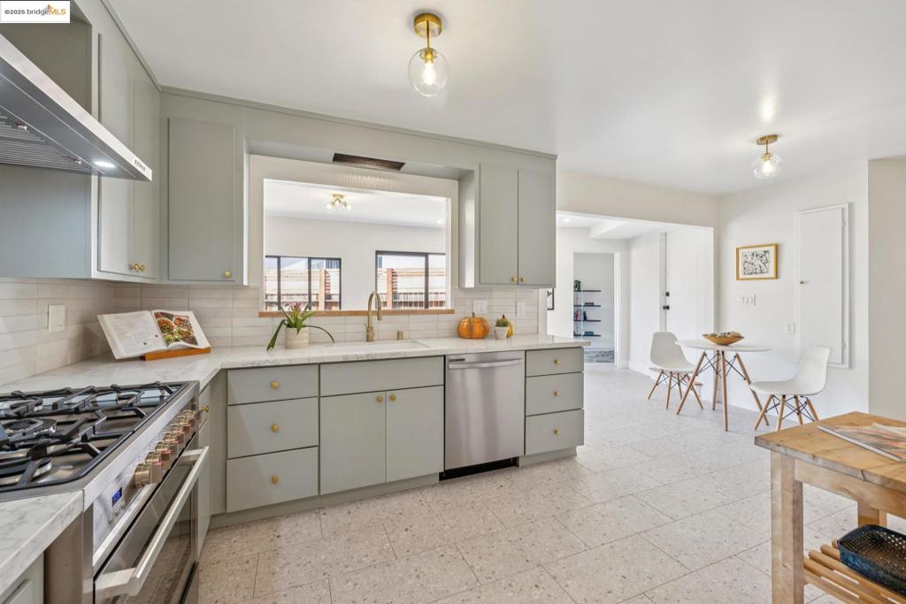 LINCOLN HIGHLAND - Residential