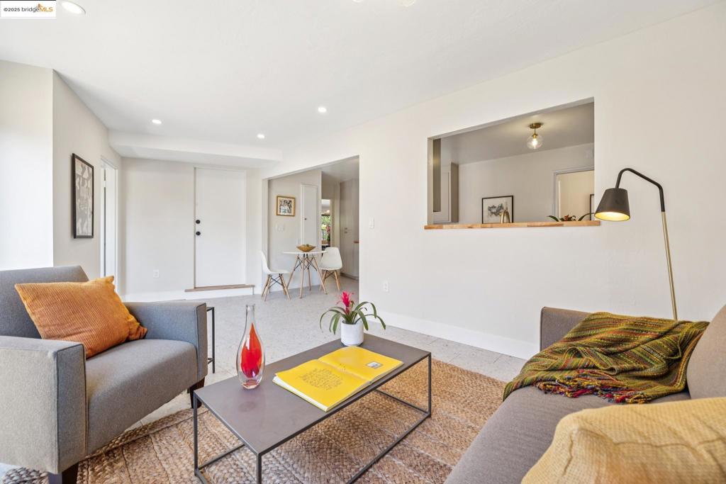 LINCOLN HIGHLAND - Residential