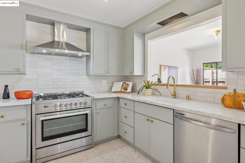 LINCOLN HIGHLAND - Residential