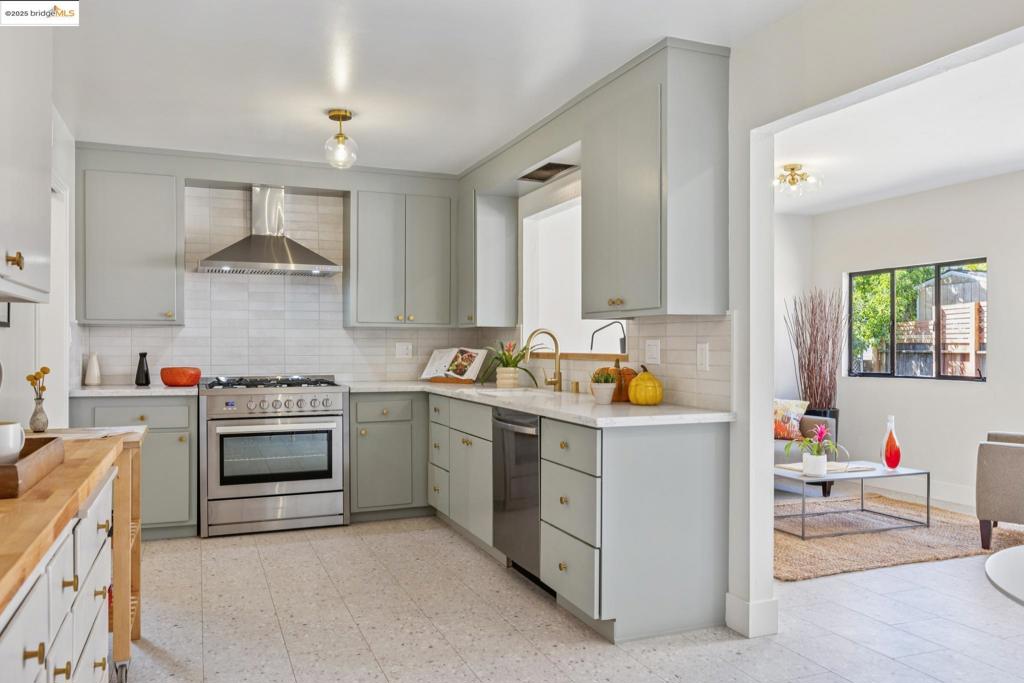 LINCOLN HIGHLAND - Residential