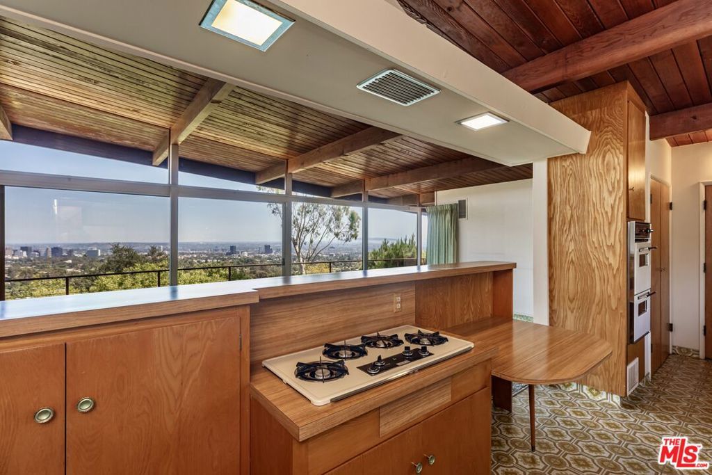 Photo of 924 Stonehill Lane, Los Angeles, CA 90049 (MLS # 25587683)