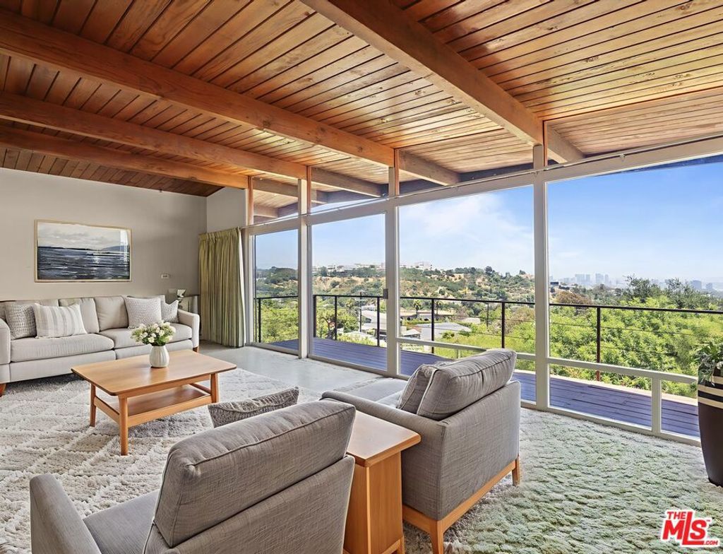 Photo of 924 Stonehill Lane, Los Angeles, CA 90049 (MLS # 25587683)
