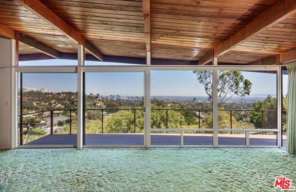 Photo of 924 Stonehill Lane, Los Angeles, CA 90049 (MLS # 25587683)