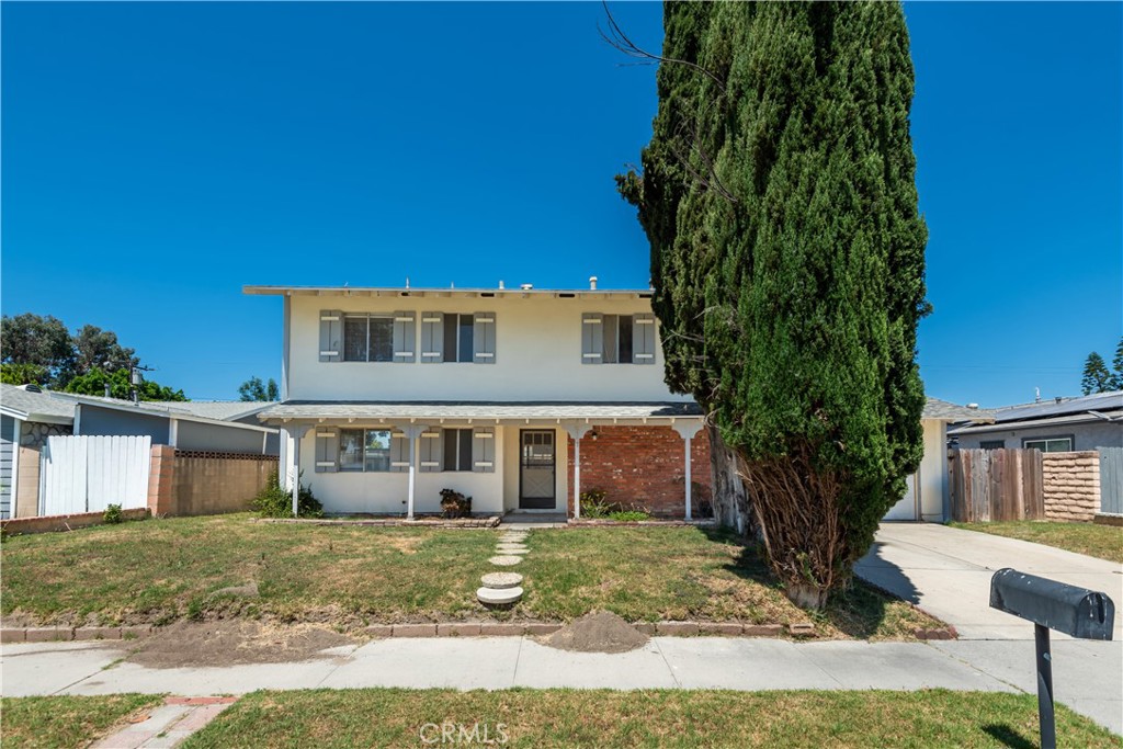 Spacious 5-bed, 2.5-bath home in Simi Valley’s desirable west side! Featuring durable vinyl plank flooring throughout and a chef-friendly kitchen with a 5-burner gas stove. The large backyard offers endless potential for relaxation, gardening, or entertaining. Enjoy cool west-side breezes with convenient access to parks, schools, shopping, dining, and commuter routes.