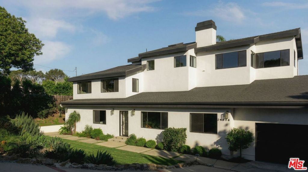 Photo of 29328 Heathercliff Road, Malibu, CA 90265 (MLS # 26670127)