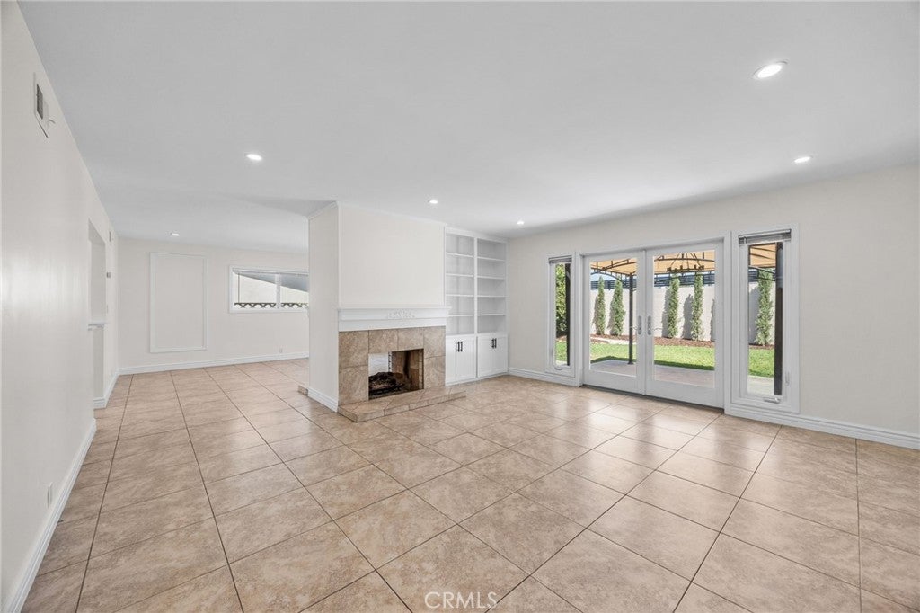 831 E Hoover