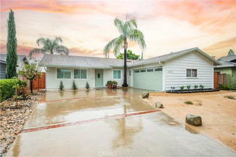 Photo of 10533 Hillview Ave, Chatsworth, CA 91311 (MLS # SR26088481)