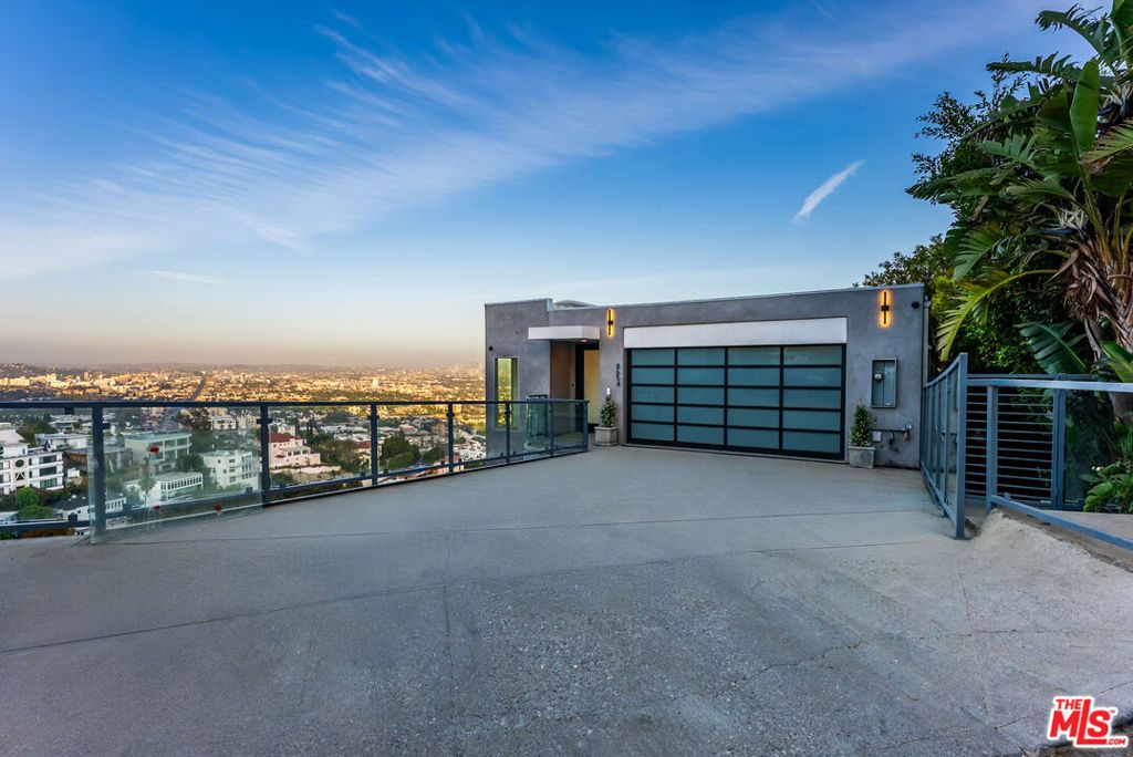 Photo of 8654 Hollywood Boulevard, Los Angeles, CA 90069 (MLS # 25540023)