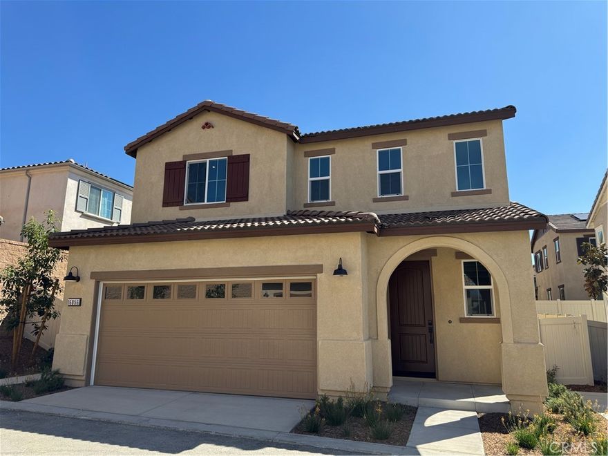 Single Family House located in the premium location in Fontana.

Gated community, near all shopping, park, school, freeway and more.

4 bedrooms (1 bedroom downstairs)

3 bathrooms.