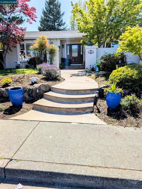 Photo of 24 Barcelona Ct Ct, Danville, CA 94526 (MLS # 41127328)