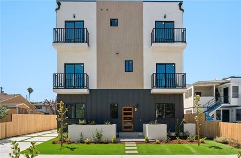 Photo of 2637 S Garth Ave #F, Los Angeles, CA 90034 (MLS # BB26196241)