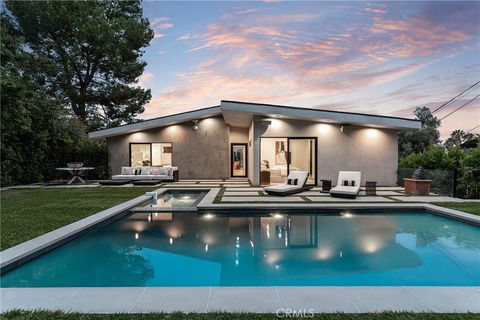 Photo of 22268 Avenue San Luis, Woodland Hills, CA 91364 (MLS # SR26036474)