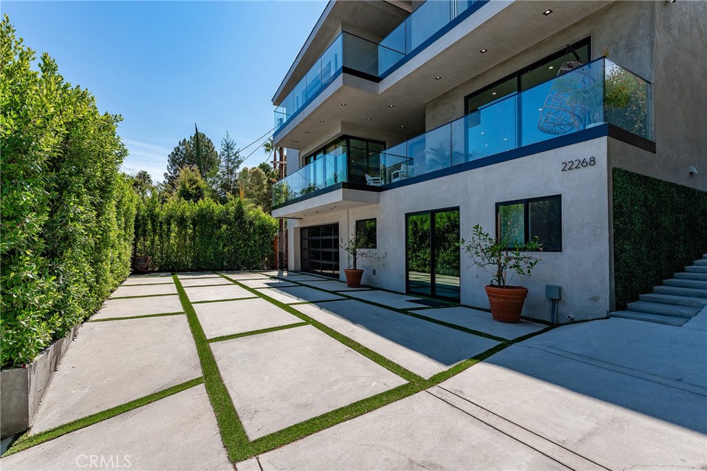 22268 Avenue San Luis