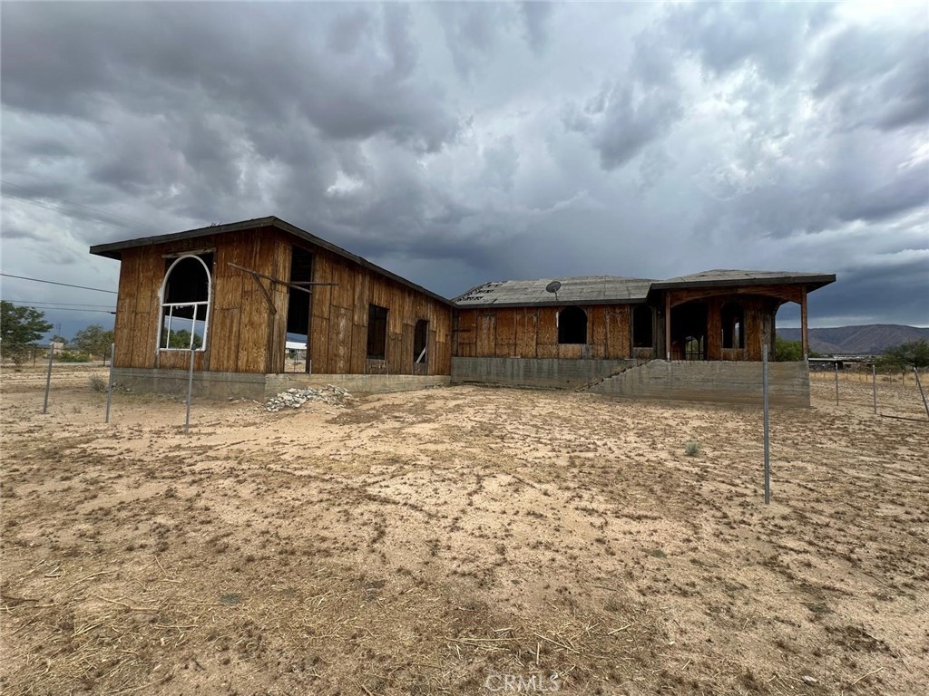 Investor special! Located in a peaceful environment, right outside the city. Property has a spacious living layout with 5 bedrooms, 4 bathrooms. Unlock the unlimited potential to add personal touches to make your perfect home! Don't miss the opportunity - bring your tools and imagination to finish this masterpiece!