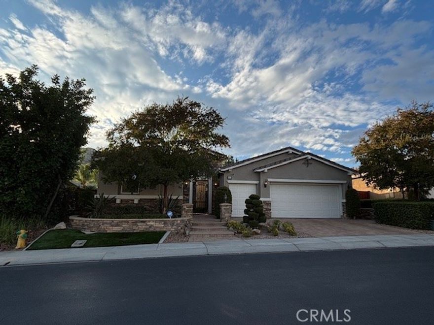 Casita, Studio, tiny house? A true gem! Located in a premier senior 55+ community, this beautiful studio residence is perfectly suited to a simple, but well appointed life. Furnished with all the necessities and ready for a new occupant to enjoy the beauty of the setting, the carefree enjoyment of the amenities and the security of a gated community. It is like living in a resort full-time. Four Seasons is without peers in providing the best in accommodations, whether your lifestyle is active or at a slower pace. There is golf, pools, a library, salon, restaurant, theater, events and activities all enjoyed on the gorgeous grounds. This casita beckons; looking like peace, and beauty in a vibrant community. Call us today for your private tour. No pets please.