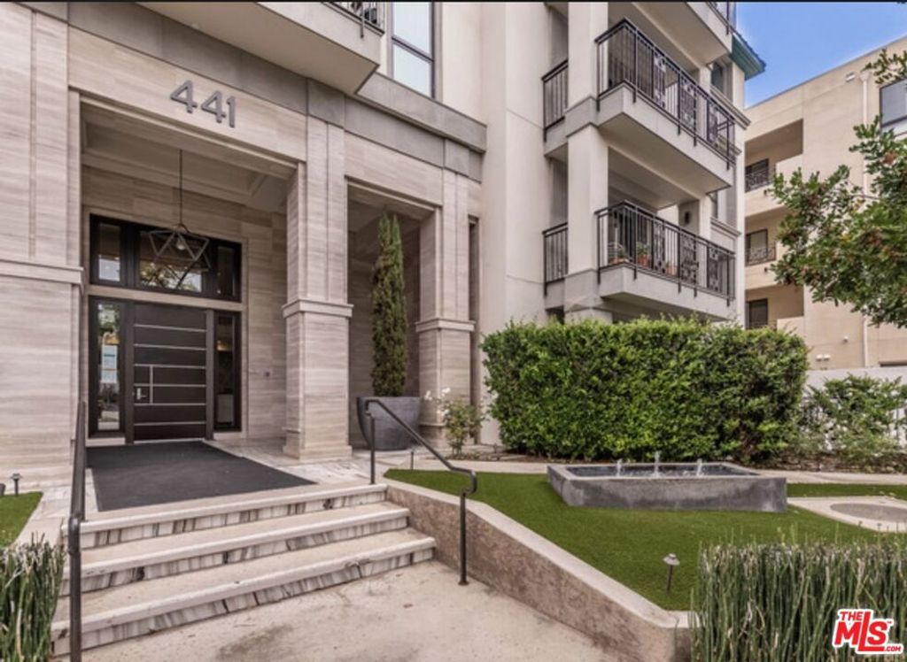 Photo of 441 S Barrington Avenue #209, Los Angeles, CA 90049 (MLS # 25626879)