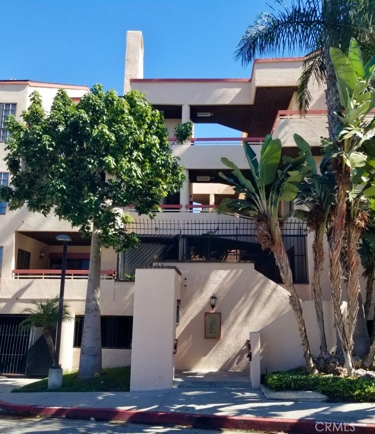 941 W Carson 202
