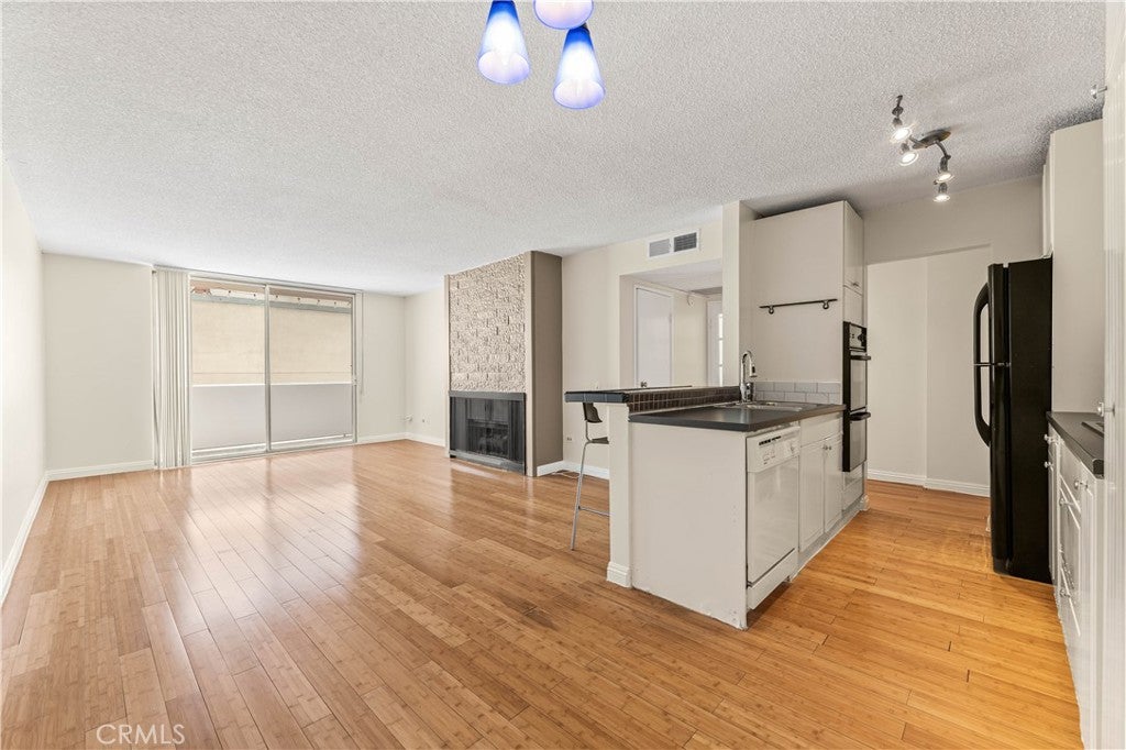 421 S La Fayette Park PL