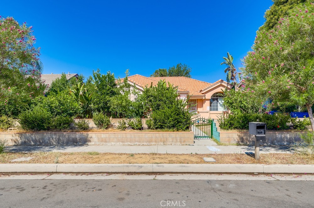 Newer one-story single-family home in prime Woodland Hills features an excellent floorplan with high ceilings, spacious rooms, a cook’s kitchen, and a separate indoor laundry room. The private primary suite is located at the rear of the home and offers a large walk-in closet and ensuite bath. The generous backyard has ample space for an Olympic-sized pool and includes alley access, an oversized detached two-car garage, and two additional parking spaces. Bursting with potential, this home is ready for your finishing touches and a bit of TLC to make it truly shine.
