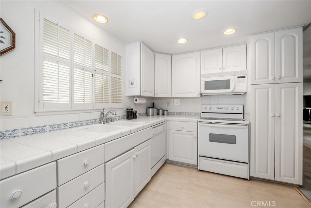 2388 W Via Mariposa 3E