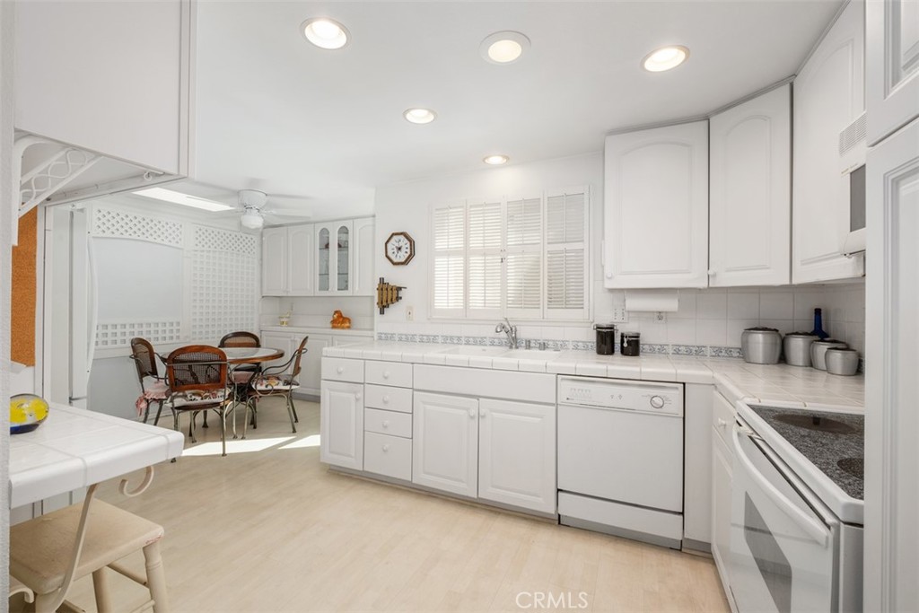 2388 W Via Mariposa 3E