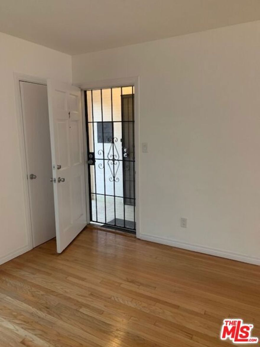 Discover comfort and convenience in this beautifully updated 1-bedroom unit located at 202 N Locust St. in Inglewood, CA. With 790 sqft of living space, this home features nice wood flooring, modern appliances, and a bright, open layout that feels inviting the moment you walk in. Enjoy the ease of on-site laundry, making daily living even more convenient. Key Features:1 spacious bedroom 790 sqft. Beautiful wood flooring. Updated appliances. On-site laundry, Prime Inglewood location near shops, dining, and major freeways. This unit offers great value and a comfortable lifestyle in a growing neighborhood. Message today for a viewing!