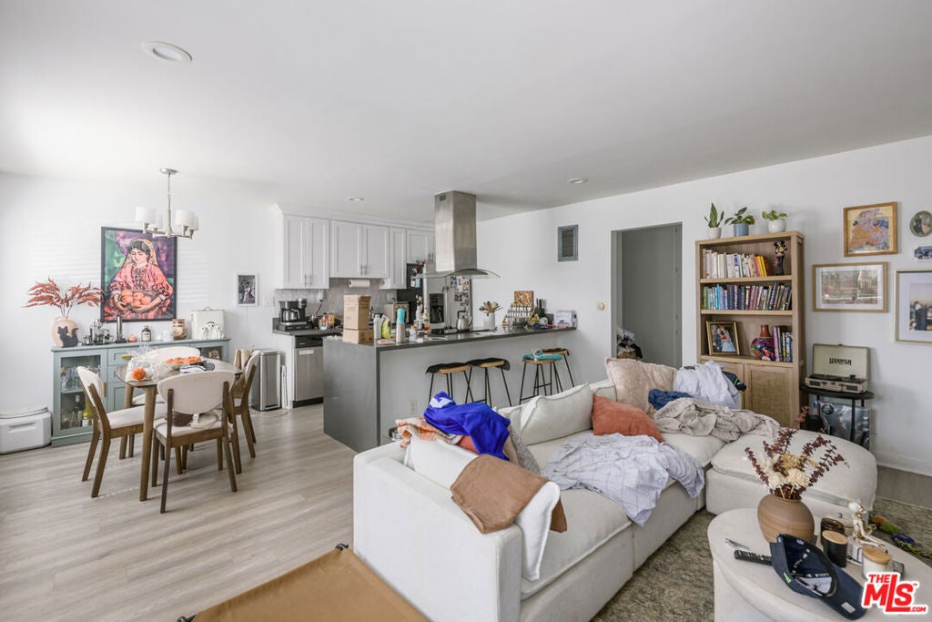 10225 Regent Street