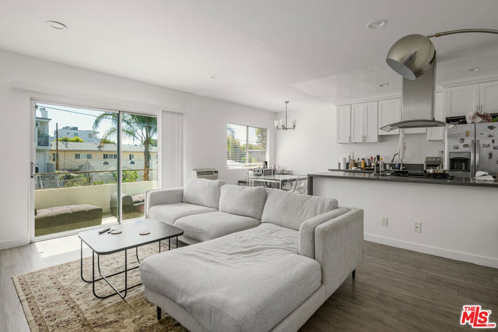 10225 Regent Street