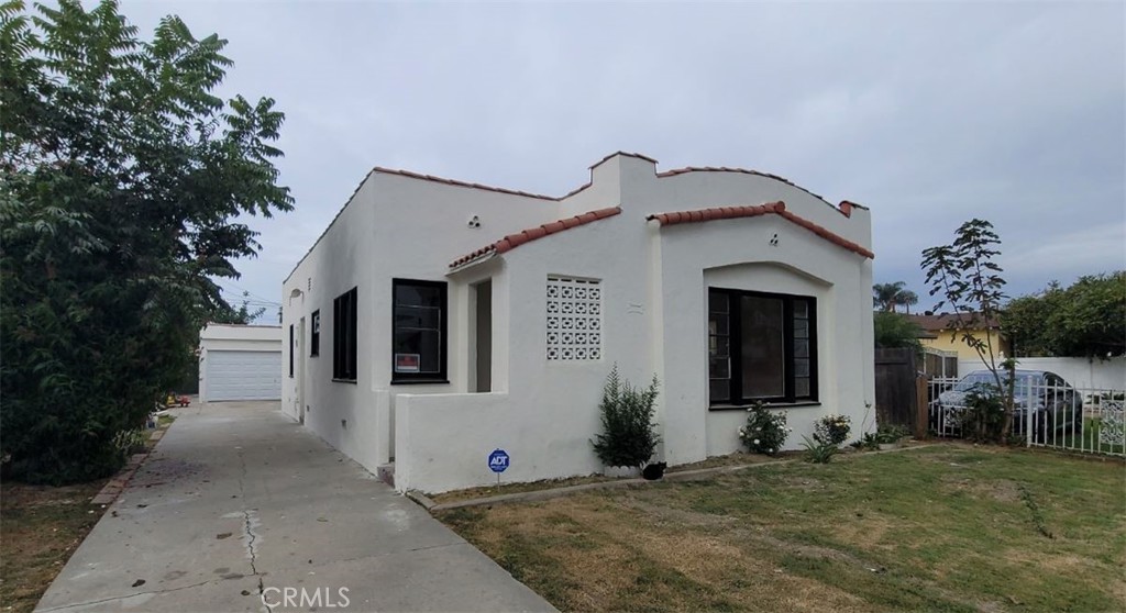 !!! PRICE REDUCTION !!! - Duplex in the City of Compton. This is a Probate Sale with Full Authority, so no court
confirmation is needed. Great 1,910 sqft, 3/2 Spanish style property with Studio unit in the rear. The main house
features all new plumbing and has been remodeled, including a new kitchen. The bathroom has a new vanity, paint, and
a lovely original tile floor. The 2nd unit features a full bath, a tub, a large kitchen, and ample closet space. The rental
potential is fantastic. The main house is estimated to rent for $3,900 to $4,200, and the second unit would rent for
around $1,800. Whether looking at the house as an income stream or a family home, you are at the right property!
There is potential to convert the second unit to an Accessory Dwelling Unit (ADU) for even greater income. 2-car garage
and attached separate laundry room for ease of living.