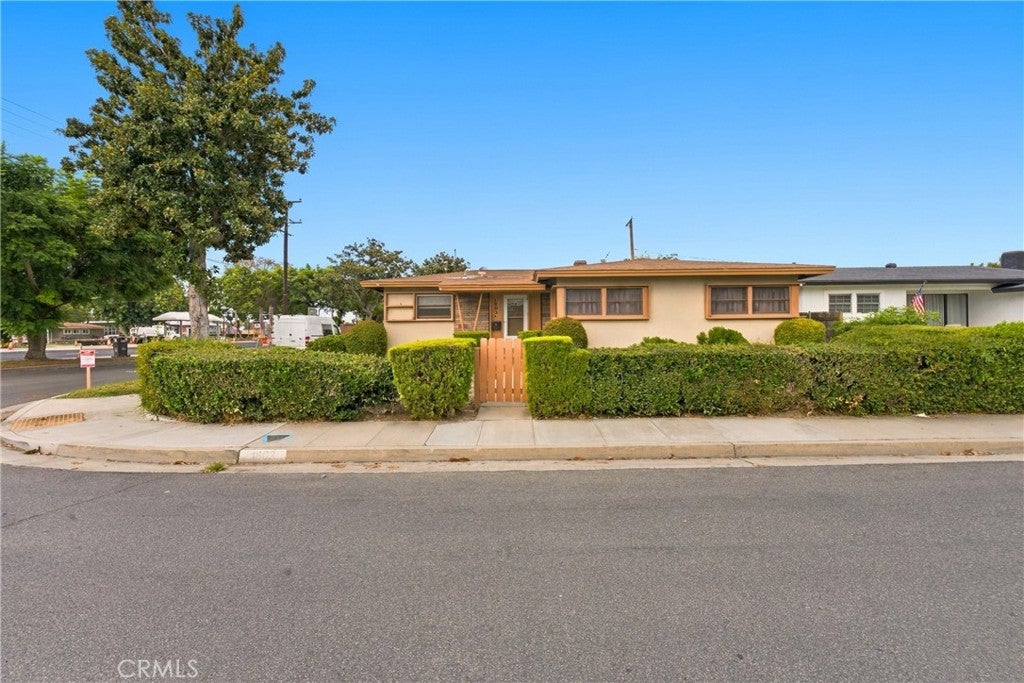 1803 N Studebaker