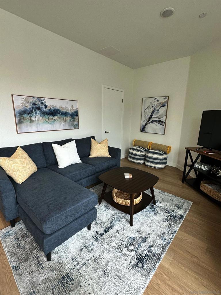 3909 Voltaire St 106