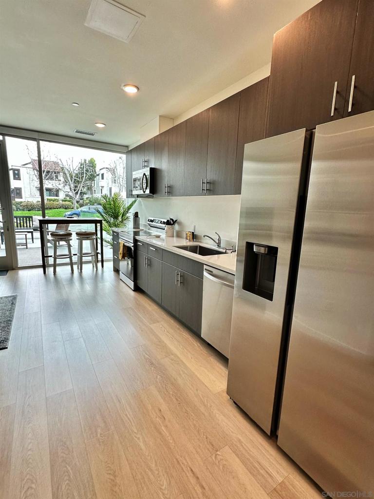 3909 Voltaire St 106