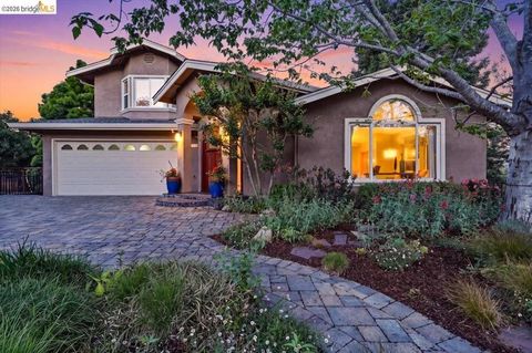 Photo of 18100 De Souza Pl Pl, Castro Valley, CA 94546 (MLS # 41132606)
