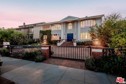 Photo of 143 Marguerita Avenue, Santa Monica, CA 90402 (MLS # 26721633)