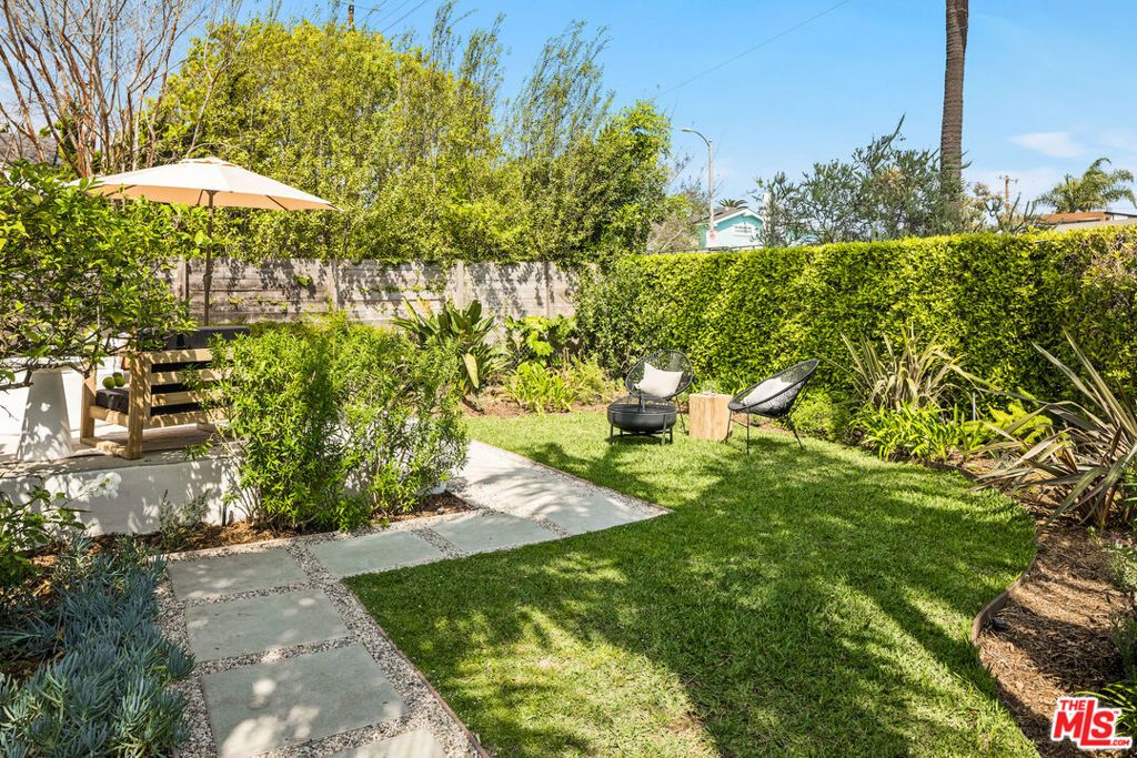 Photo of 2477 Walnut Avenue, Venice, CA 90291 (MLS # 26670573)