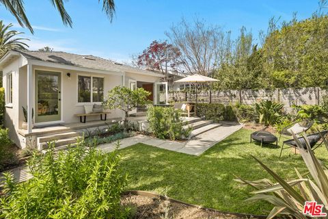 Photo of 2477 Walnut Avenue, Venice, CA 90291 (MLS # 26670573)