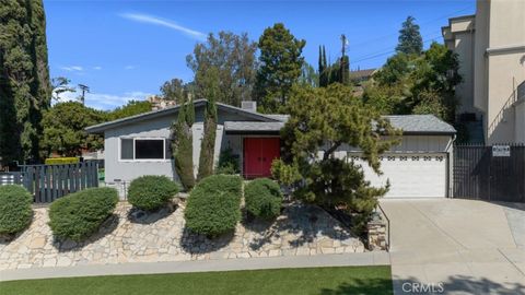 Photo of 22040 Tiara Street, Woodland Hills, CA 91367 (MLS # SR26099473)