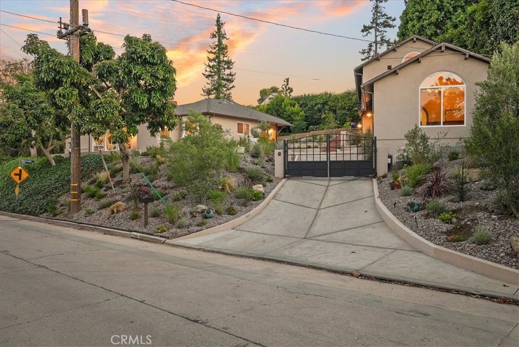 Photo of 7404 Woodrow Wilson Drive, Los Angeles, CA 90046 (MLS # GD25173818)