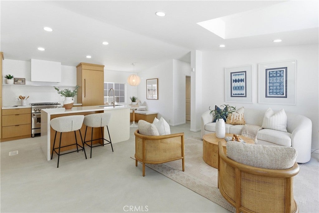 260 Mayflower, Newport Beach CA 92660 - Photo 1
