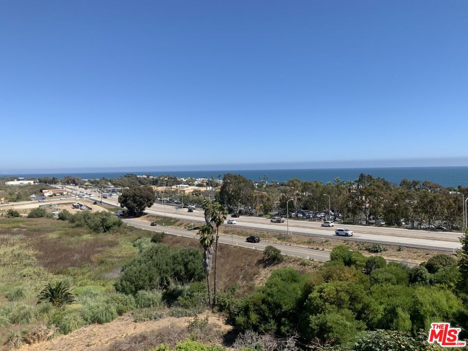 Malibu Civic Center ocean view 2 bed, 2 bath lease. The unit offers an open floor plan with hardwood and laminate flooring. The living room offers an incredible ocean view balcony. Both bedrooms feature ensuite bathrooms for privacy. Near Pepperdine, and includes a tennis court, pool, and gym. Close to the Malibu pier, surfing and paddleboarding, the Farmers market, and the Ralphs shopping center.