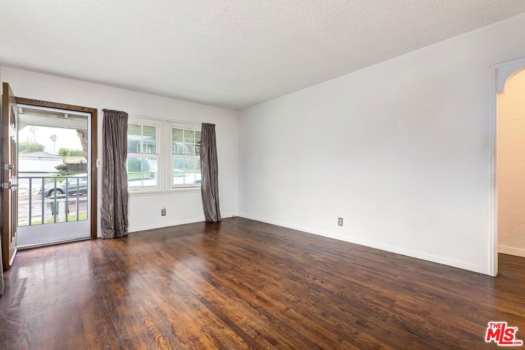 519 E Sycamore Avenue