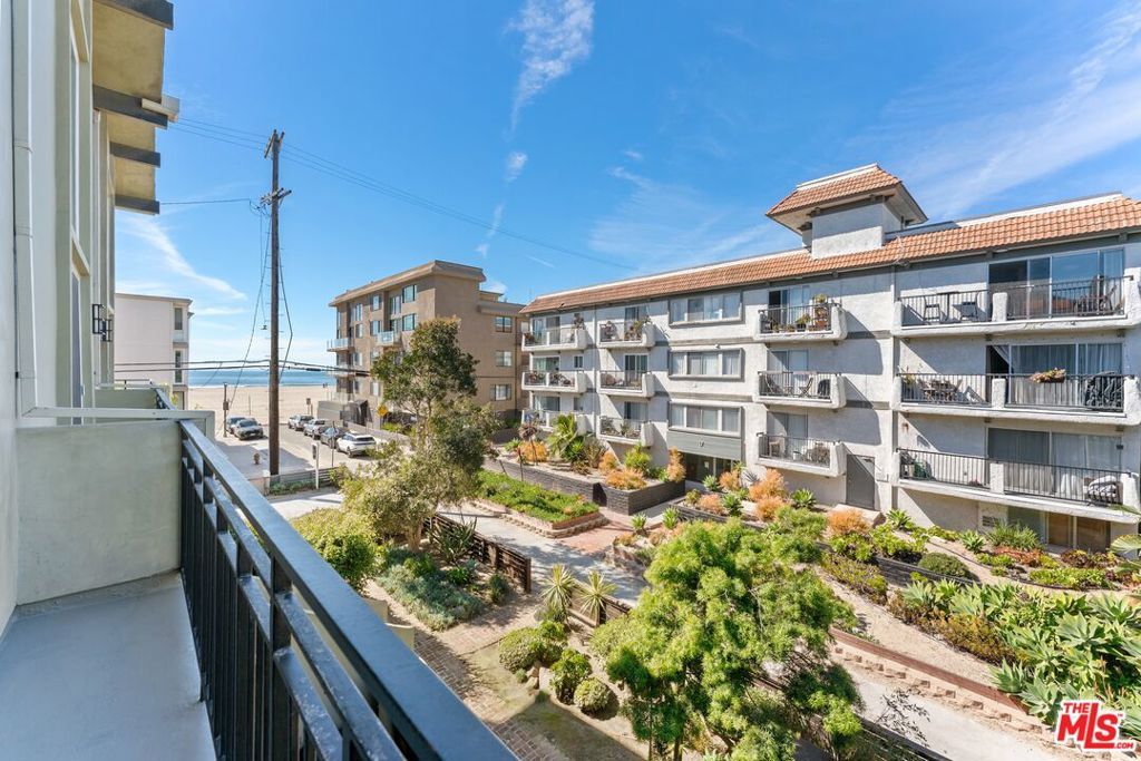 Photo of 24 1/2 Northstar Street, Marina Del Rey, CA 90292 (MLS # 26656987)