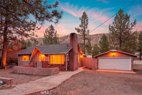 Photo of 592 Mountain view Ave, Wrightwood, CA 92397 (MLS # HD26201855)