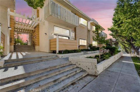 Photo of 456 E San Jose Avenue #B, Burbank, CA 91501 (MLS # GD26062225)