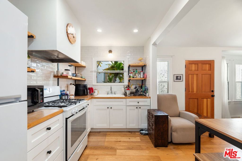 3/4 Willoughby Ave