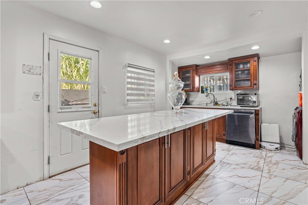Properties 4 11224 S Budlong