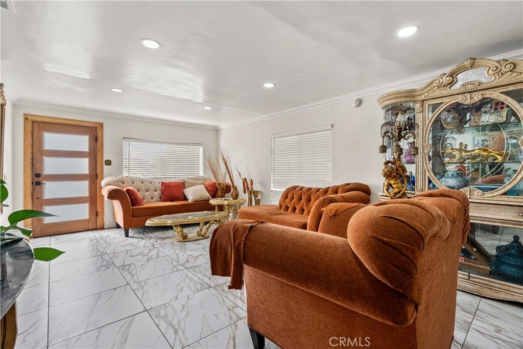 Properties 2 11224 S Budlong