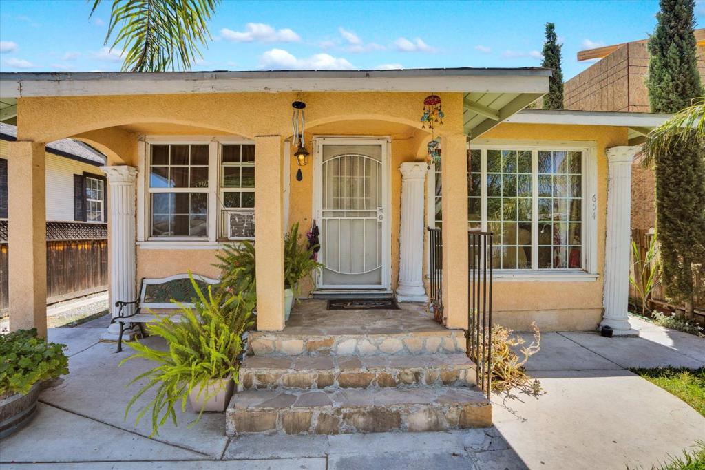 This Charming single home that features 3 bedrooms 1BA, in a culd-de-sac in a huge lot. Great home for first time home buyer. Close to schools shopping areas and freeways. There is a studio in the property, permits unknown.