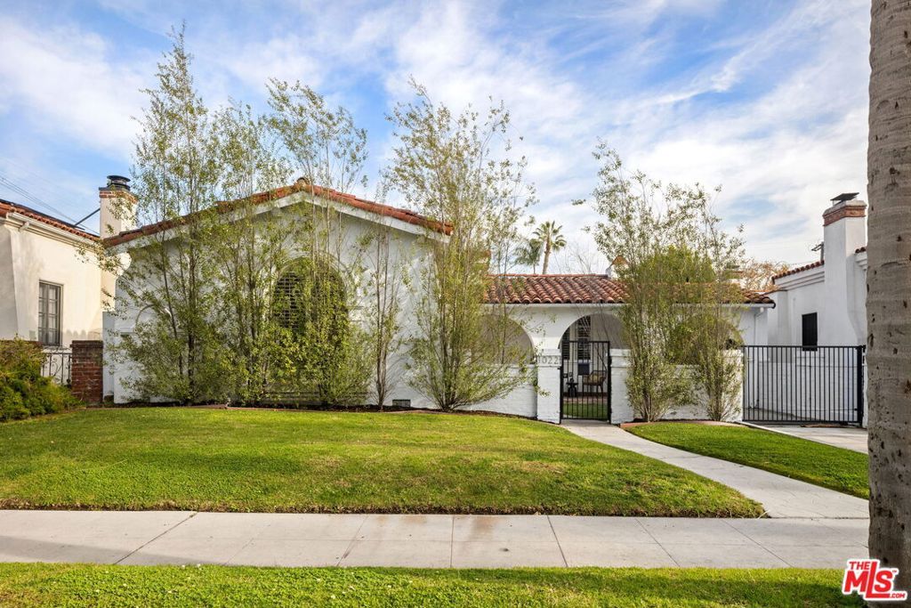 Photo of 1022 Alvira Street, Los Angeles, CA 90035 (MLS # 25629941)